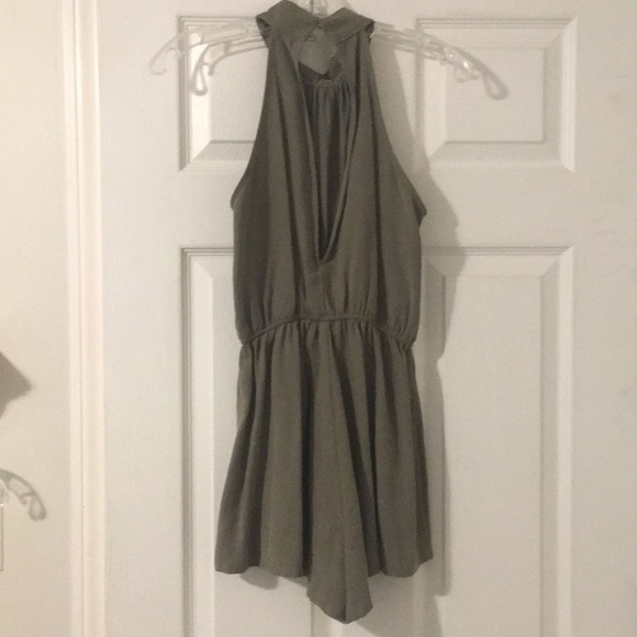 Sleeveless Romper XS - Picture 3 of 3